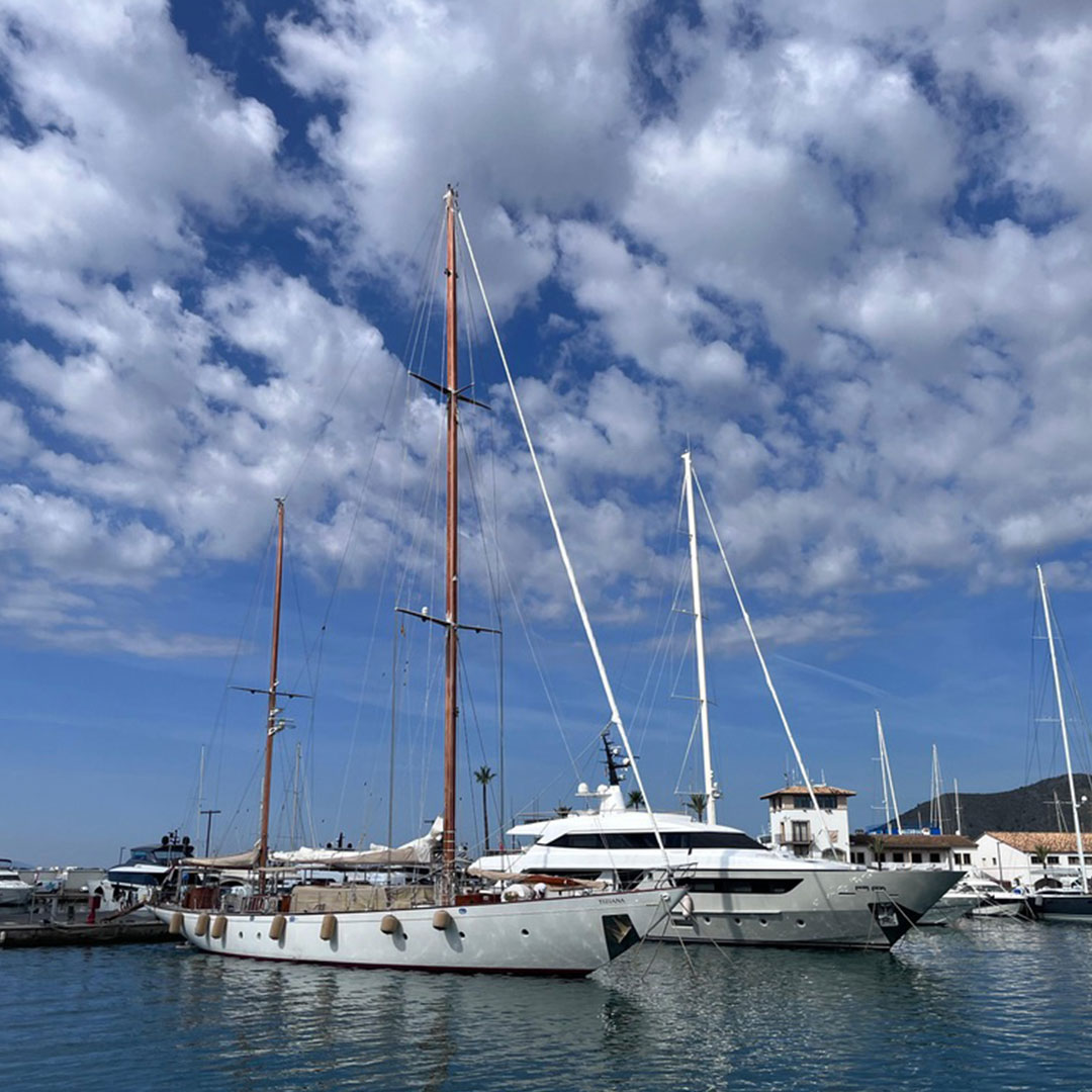 Bild vom Hafen in Mallorca mit zwei Booten